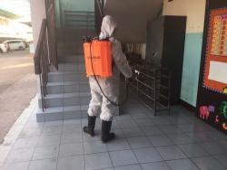 20220311023037.jpg - เจ้าหน้าที่จากเทศบาลสันทรายหลวงมาพ่นยาฆ่าเชื้อบริเวณต่างๆในโรงเรียน | https://ssl.ac.th