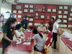 20220414140551.jpg - เตรียมการมอบซองผ้าป่าให้กับศิษย์เก่า | https://ssl.ac.th