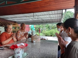20220426063924(2).jpg - ตัวแทนฯ รร. สันทรายหลวง ร่วมกราบนมัสการฯ สุมาคารวะ สระเกล้าดำหัวท่านพระครูฯสังฆบริหารธรรมนูญ ธมม คุโณ และท่านผู้ใหญ่ใจดี | https://ssl.ac.th