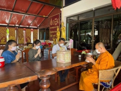 20220426063924.jpg - ตัวแทนฯ รร. สันทรายหลวง ร่วมกราบนมัสการฯ สุมาคารวะ สระเกล้าดำหัวท่านพระครูฯสังฆบริหารธรรมนูญ ธมม คุโณ และท่านผู้ใหญ่ใจดี | https://ssl.ac.th