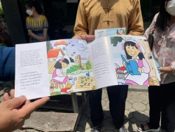 20220609045227(1).jpg - รับมอบหนังสือส่งเสริมภาษาจาก Mr. Keith Hendersonและคณะฯ | https://ssl.ac.th
