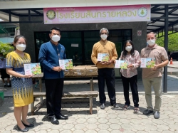 20220609045227.jpg - รับมอบหนังสือส่งเสริมภาษาจาก Mr. Keith Hendersonและคณะฯ | https://ssl.ac.th