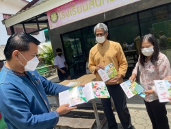 20220609045229.jpg - รับมอบหนังสือส่งเสริมภาษาจาก Mr. Keith Hendersonและคณะฯ | https://ssl.ac.th
