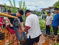 20220622045244(2).jpg - คณะครูฯ ,นักการฯ และนักเรียนร่วมกันทำความสะอาดสารกรองน้ำ | https://ssl.ac.th