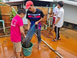 20220622045244.jpg - คณะครูฯ ,นักการฯ และนักเรียนร่วมกันทำความสะอาดสารกรองน้ำ | https://ssl.ac.th