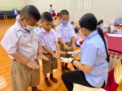 20220707093957.jpg - เจ้าหน้าที่รพ.สต.บ้านท่อ ให้บริการตรวจสุขภาพทั่วไปตรวจวัดสายตา ให้กับนักเรียนชั้น ป.1-ป.6 | https://ssl.ac.th