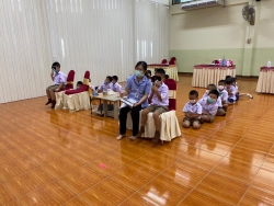 20220707093958.jpg - เจ้าหน้าที่รพ.สต.บ้านท่อ ให้บริการตรวจสุขภาพทั่วไปตรวจวัดสายตา ให้กับนักเรียนชั้น ป.1-ป.6 | https://ssl.ac.th