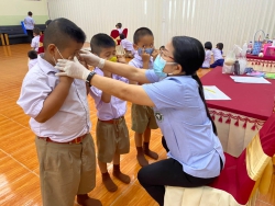 20220707094000.jpg - เจ้าหน้าที่รพ.สต.บ้านท่อ ให้บริการตรวจสุขภาพทั่วไปตรวจวัดสายตา ให้กับนักเรียนชั้น ป.1-ป.6 | https://ssl.ac.th