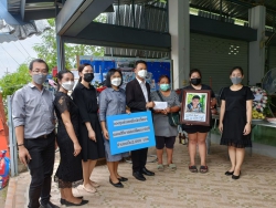 20220726024415.jpg - ตัวแทนบุคลากร สพป.ชม.2 ได้มาร่วมแสดงความเสียใจและเคารพศพ ด.ช.อภิรักษ์ พิบูลย์ นักเรียนชั้นมัธยมศึกษาปีที่1/3 | https://ssl.ac.th