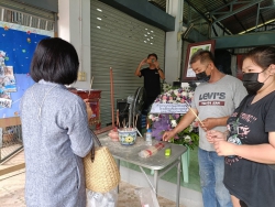 20220726024417.jpg - ตัวแทนบุคลากร สพป.ชม.2 ได้มาร่วมแสดงความเสียใจและเคารพศพ ด.ช.อภิรักษ์ พิบูลย์ นักเรียนชั้นมัธยมศึกษาปีที่1/3 | https://ssl.ac.th