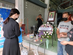 20220726024418.jpg - ตัวแทนบุคลากร สพป.ชม.2 ได้มาร่วมแสดงความเสียใจและเคารพศพ ด.ช.อภิรักษ์ พิบูลย์ นักเรียนชั้นมัธยมศึกษาปีที่1/3 | https://ssl.ac.th