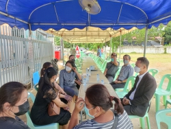20220726024419.jpg - ตัวแทนบุคลากร สพป.ชม.2 ได้มาร่วมแสดงความเสียใจและเคารพศพ ด.ช.อภิรักษ์ พิบูลย์ นักเรียนชั้นมัธยมศึกษาปีที่1/3 | https://ssl.ac.th