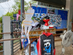 20220726024420.jpg - ตัวแทนบุคลากร สพป.ชม.2 ได้มาร่วมแสดงความเสียใจและเคารพศพ ด.ช.อภิรักษ์ พิบูลย์ นักเรียนชั้นมัธยมศึกษาปีที่1/3 | https://ssl.ac.th