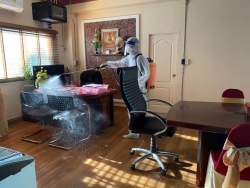 20220809041533.jpg - เจ้าหน้าที่เทศบาลตำบลสันทรายหลวงที่มาพ่นน้ำยาฆ่าเชื้อในห้องประชุม ห้องพยาบาล และห้องเรียน | https://ssl.ac.th