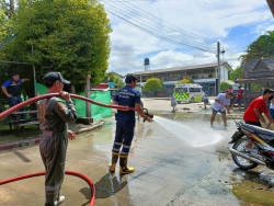 20220823025330.jpg - ขอขอบคุณนายกเทศบาลตำบลเมืองเล็นที่อนุเคราะห์รถน้ำ และเจ้าหน้าที่ดำเนินงาน สำหรับฉีดพ่น ล้าง ถนนในโรงเรียน | https://ssl.ac.th