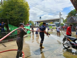 20220823025332.jpg - ขอขอบคุณนายกเทศบาลตำบลเมืองเล็นที่อนุเคราะห์รถน้ำ และเจ้าหน้าที่ดำเนินงาน สำหรับฉีดพ่น ล้าง ถนนในโรงเรียน | https://ssl.ac.th