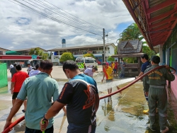 20220823025334.jpg - ขอขอบคุณนายกเทศบาลตำบลเมืองเล็นที่อนุเคราะห์รถน้ำ และเจ้าหน้าที่ดำเนินงาน สำหรับฉีดพ่น ล้าง ถนนในโรงเรียน | https://ssl.ac.th