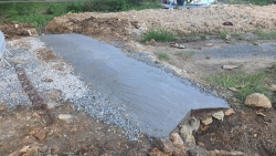 20220831073730(1).jpg - นาง.จ่ามเมียะ ทองคำ ( ผู้ปกครองนักเรียน ) มาช่วยวางท่อและขุดล่องระบายน้ำ_ เพื่อช่วยแก้ไขปัญหาน้ำขัง แผนกอนุบาล | https://ssl.ac.th