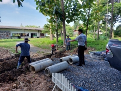 20220831073731.jpg - นาง.จ่ามเมียะ ทองคำ ( ผู้ปกครองนักเรียน ) มาช่วยวางท่อและขุดล่องระบายน้ำ_ เพื่อช่วยแก้ไขปัญหาน้ำขัง แผนกอนุบาล | https://ssl.ac.th