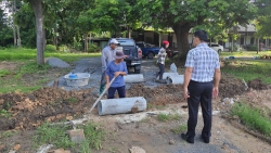 20220831073732.jpg - นาง.จ่ามเมียะ ทองคำ ( ผู้ปกครองนักเรียน ) มาช่วยวางท่อและขุดล่องระบายน้ำ_ เพื่อช่วยแก้ไขปัญหาน้ำขัง แผนกอนุบาล | https://ssl.ac.th