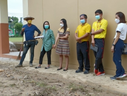 20220913035444.jpg - คุณ.นภาพร (โยธา จ. เชียงใหม่) พร้อมรองฯ คณะครูฯ ตรวจงานก่อสร้างอาคารเรียน | https://ssl.ac.th