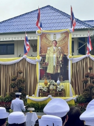20221013083653.jpg - ตัวแทนคณะครูโรงเรียนสันทรายหลวง ร่วมวางพวงมาลา เนื่องในวันคล้ายวันสวรรคต ร.9 | https://ssl.ac.th