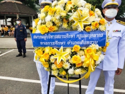 20221013083657.jpg - ตัวแทนคณะครูโรงเรียนสันทรายหลวง ร่วมวางพวงมาลา เนื่องในวันคล้ายวันสวรรคต ร.9 | https://ssl.ac.th