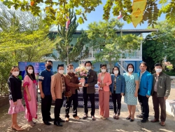 20221030042703.jpg - ผู้อำนวยการและรองฯ ร่วมแสดงความยินดีกับผู้บริหารที่ได้ย้าย | https://ssl.ac.th