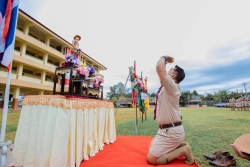 20221125103323.jpg - พิธีถวายราชสดุดี วันสมเด็จพระมหาธีรราชเจ้า | https://ssl.ac.th