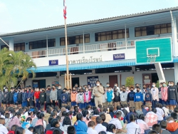 20221229030559.jpg - ผอ.ประพันธ์ ทองหนัก ชื่นชมฯให้กำลังนักเรียนที่เป็นตัวแทนฯ ไปแข่งขันศิลปหัตถกรรม ครั้งที่ 70  | https://ssl.ac.th