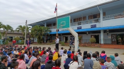 20230104074608.jpg - ผอ.ประพันธ์ ทองหนัก พบปะนักเรียนหลังกิจกรรมเคารพธงชาติ | https://ssl.ac.th