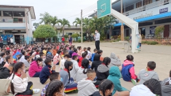 20230104074609.jpg - ผอ.ประพันธ์ ทองหนัก พบปะนักเรียนหลังกิจกรรมเคารพธงชาติ | https://ssl.ac.th