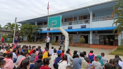 20230104074611.jpg - ผอ.ประพันธ์ ทองหนัก พบปะนักเรียนหลังกิจกรรมเคารพธงชาติ | https://ssl.ac.th