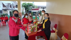 20230105101941.jpg - คณะครูโรงเรียนสันทรายหลวง สวัสดีปีใหม่ ท่านผอ.ประพันธ์ ทองหนัก และรองฯทั้ง2ท่าน | https://ssl.ac.th