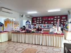 20230216035559.jpg - ท่าน พ.ต.ท.สุพล ฟูมูลเจริญ ประธานคณะกรรมการสถานศึกษา ( มาประเมินฯครูผู้ช่วย )คุณครูปิยดา และในโอกาสนี้จึงเรียนเชิญท่าน.ตรวจดูการทำงานเพื่อเตรียมความพร้อมก่อนการทำบุญฯ อาคารเรียนและเปิดใช้งาน | https://ssl.ac.th