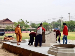 20230331075543(1).jpg - ท่านพระครูฯ สังฆบริหารธรรมนูญ ธมฺมคฺโณ ( กรรมการสถานศึกษา ) เจ้าอาวาสวัดสันทรายหลวง มาควบคุมงานประกอบฯ ฐานเสาธง  | https://ssl.ac.th