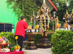 20230424050925(1).jpg - ไหว้เจ้าที่โรงเรียน เนื่องในงานพิธีทำบุญอาคาร 100 ปีสันทรายหลวง | https://ssl.ac.th