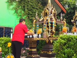 20230424050925.jpg - ไหว้เจ้าที่โรงเรียน เนื่องในงานพิธีทำบุญอาคาร 100 ปีสันทรายหลวง | https://ssl.ac.th