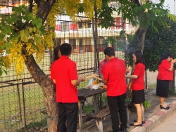 20230424050927.jpg - ไหว้เจ้าที่โรงเรียน เนื่องในงานพิธีทำบุญอาคาร 100 ปีสันทรายหลวง | https://ssl.ac.th