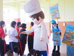 20230621072139.jpg - บริษัท ขนมฟรุตกัมมี ตรา สปาเก็ตโต้ มอบขนม สมุดและสีเทียนให้นักเรียนทุกระดับชั้น | https://ssl.ac.th