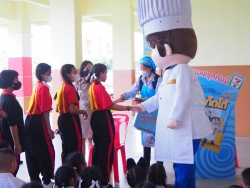 20230621072140.jpg - บริษัท ขนมฟรุตกัมมี ตรา สปาเก็ตโต้ มอบขนม สมุดและสีเทียนให้นักเรียนทุกระดับชั้น | https://ssl.ac.th