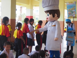 20230621072141.jpg - บริษัท ขนมฟรุตกัมมี ตรา สปาเก็ตโต้ มอบขนม สมุดและสีเทียนให้นักเรียนทุกระดับชั้น | https://ssl.ac.th