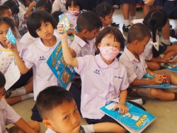 20230621072144.jpg - บริษัท ขนมฟรุตกัมมี ตรา สปาเก็ตโต้ มอบขนม สมุดและสีเทียนให้นักเรียนทุกระดับชั้น | https://ssl.ac.th