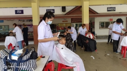20230629044827(1).jpg - ขอขอบคุณภาคีเครือข่ายจากวิทยาลัยสารพัดช่างเชียงใหม่ มาให้บริการตัดผมนักเรียน | https://ssl.ac.th