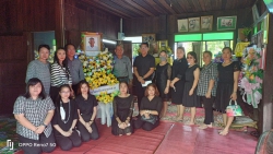 20230629045615.jpg - ตัวแทนคณะครูร่วมวางหรีดเคารพศพ พ่อแก้ว เมืองปิง พ่อของผอ.ทักษิน เมืองปิง | https://ssl.ac.th