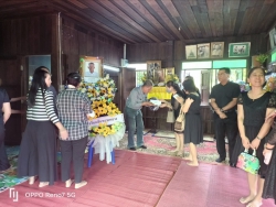 20230629045616.jpg - ตัวแทนคณะครูร่วมวางหรีดเคารพศพ พ่อแก้ว เมืองปิง พ่อของผอ.ทักษิน เมืองปิง | https://ssl.ac.th