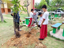 20230711111722(1).jpg - ท่าน พ.ต.ท.สุพล ฟูมูลเจริญ ประธานกรรมการสถานศึกษา มอบต้น*ส้มสุข*ให้ทางโรงเรียน | https://ssl.ac.th