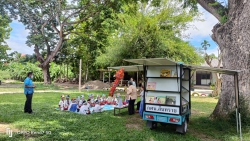 20230720115425.jpg - กศน.สันทรายหลวง ให้บริการห้องสมุดเคลื่อนที่และจัดกิจกรรมเสริมหลักสูตรศิลปะให้นักเรียนชั้นอนุบาล | https://ssl.ac.th