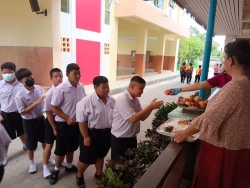 20230801085443(1).jpg - ขอขอบคุณมูลนิธิสโกลาร์ส ออฟ ซัสทีแนนซ์มอบ ขนม.ผัก ให้กับนักเรียน | https://ssl.ac.th