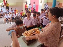 20230801085443(2).jpg - ขอขอบคุณมูลนิธิสโกลาร์ส ออฟ ซัสทีแนนซ์มอบ ขนม.ผัก ให้กับนักเรียน | https://ssl.ac.th